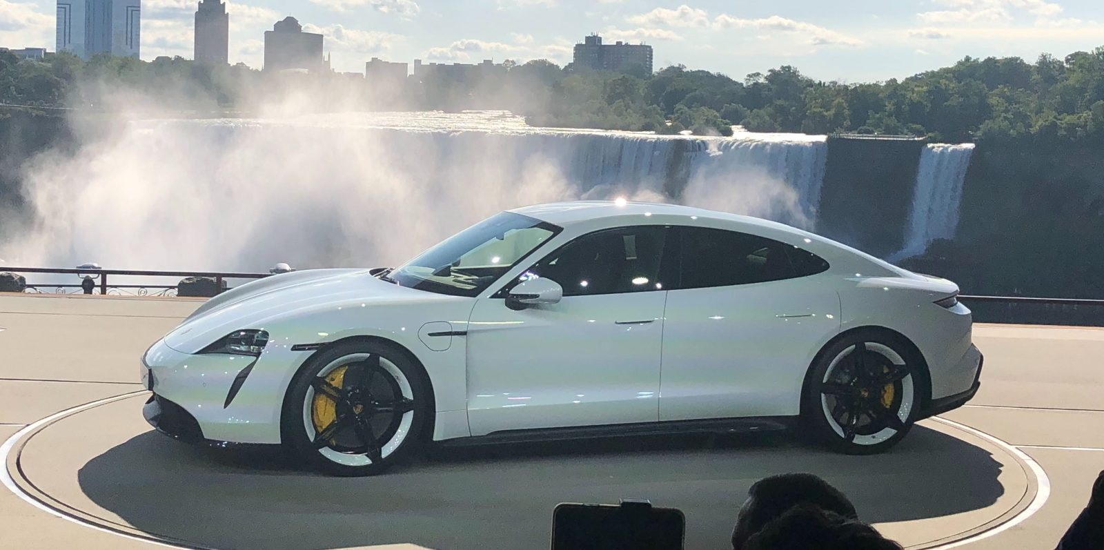 Над представленным электрокаром Porsche Taycan пошутили в Tesla - Колумб Трейд Украина Над представленным электрокаром Porsche Taycan пошутили в Tesla - Колумб Трейд