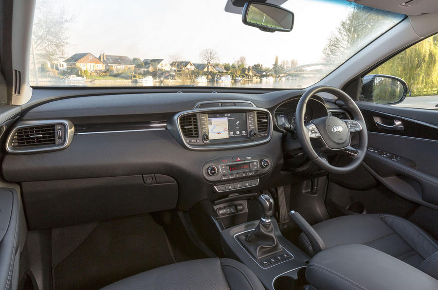 7-kia-sorento-2017-rt-cabin.jpg
