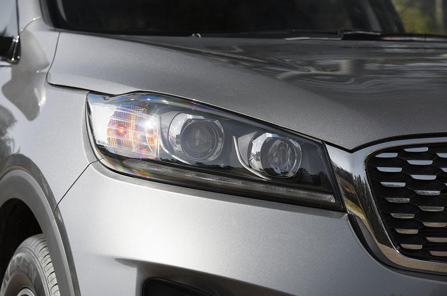 4-kia-sorento-2017-rt-headlights.jpg
