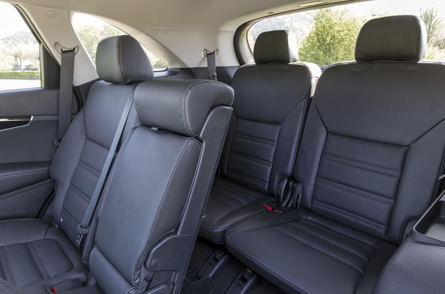 18-kia-sorento-2017-rt-rear-seats.jpg