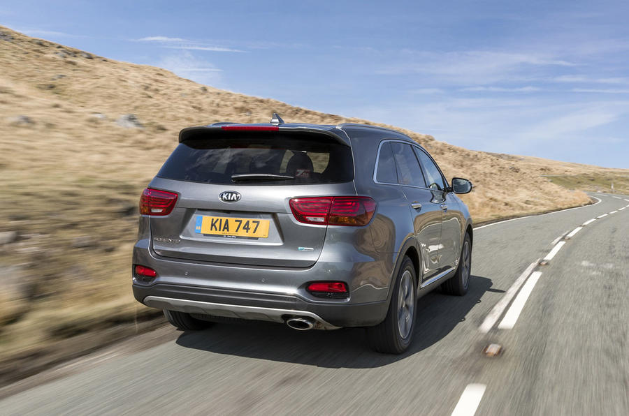 2-kia-sorento-2017-rt-hero-rear.jpg