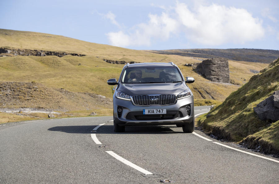 21-kia-sorento-2017-rt-cornering-front.jpg