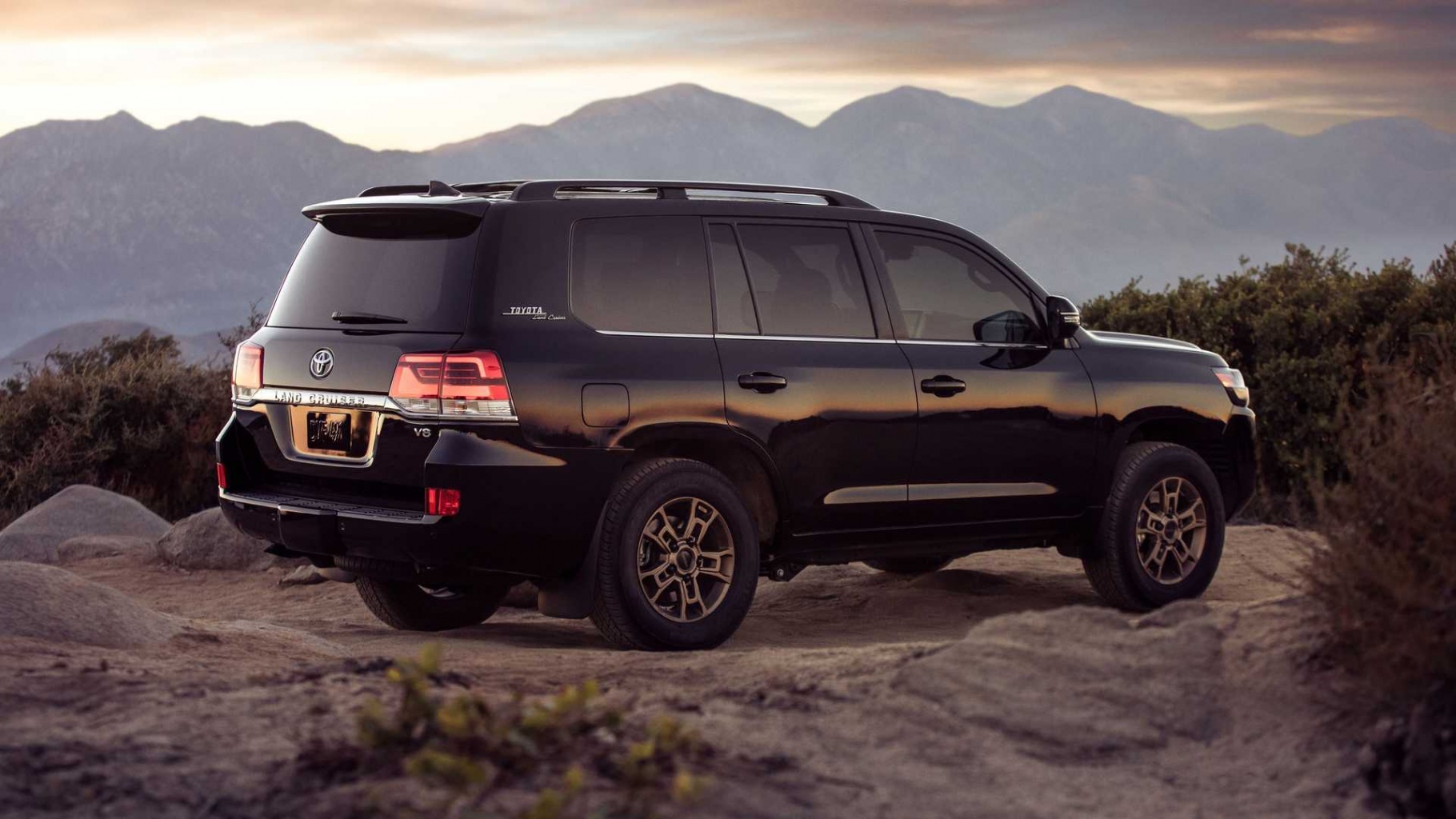 2021-toyota-land-cruiser-rear-side.jpeg 2021-toyota-land-cruiser-rear-side.jpeg