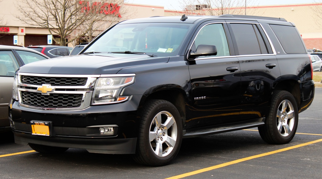 2015_Chevrolet_Tahoe_LT_5.3L_front_02_3.24.19.jpg