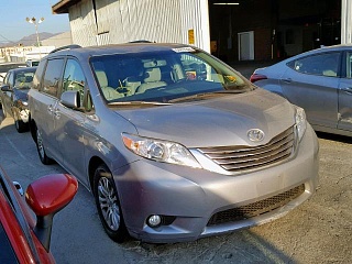 TOYOTA SIENNA XLE, 2017