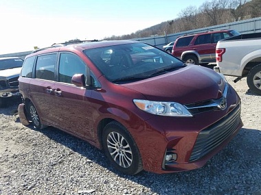 TOYOTA SIENNA XLE 2018