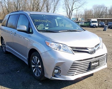 TOYOTA SIENNA XLE 2018