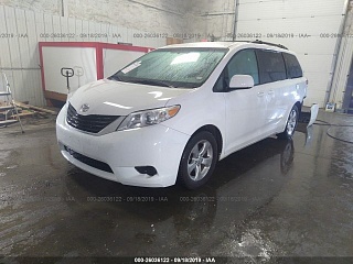TOYOTA SIENNA LE 2012